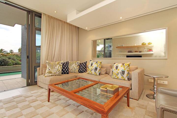 Luxury Villa in Marina Estate V&A Waterfront gallery image 5