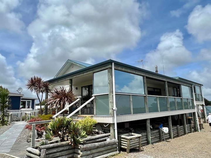 Spacious Elevated & Modern Beach Home Houses for Rent in Hokio Beach