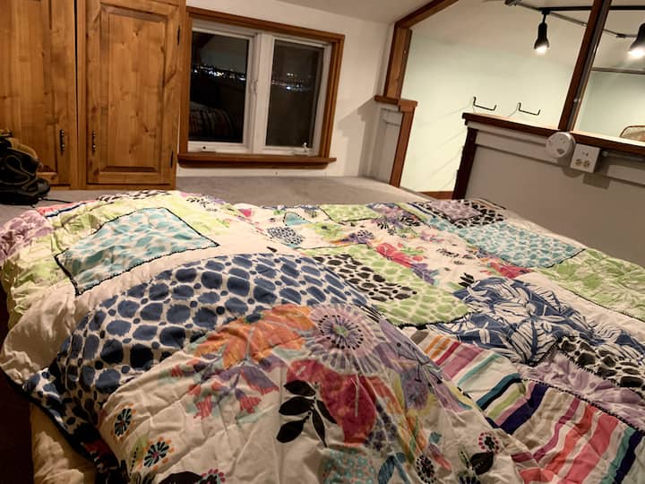 queensize-seng i loft, 2 små skabe til opbevaring