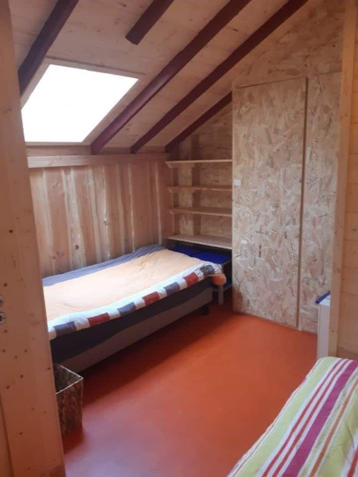Chambre 3 :
Un lit de 90 x 200 cm qui peut être rapproché de l'autre lit