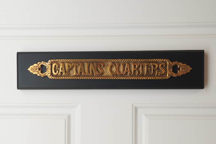 Добре дојдовте во главната спална соба на Captain 's Quarters!