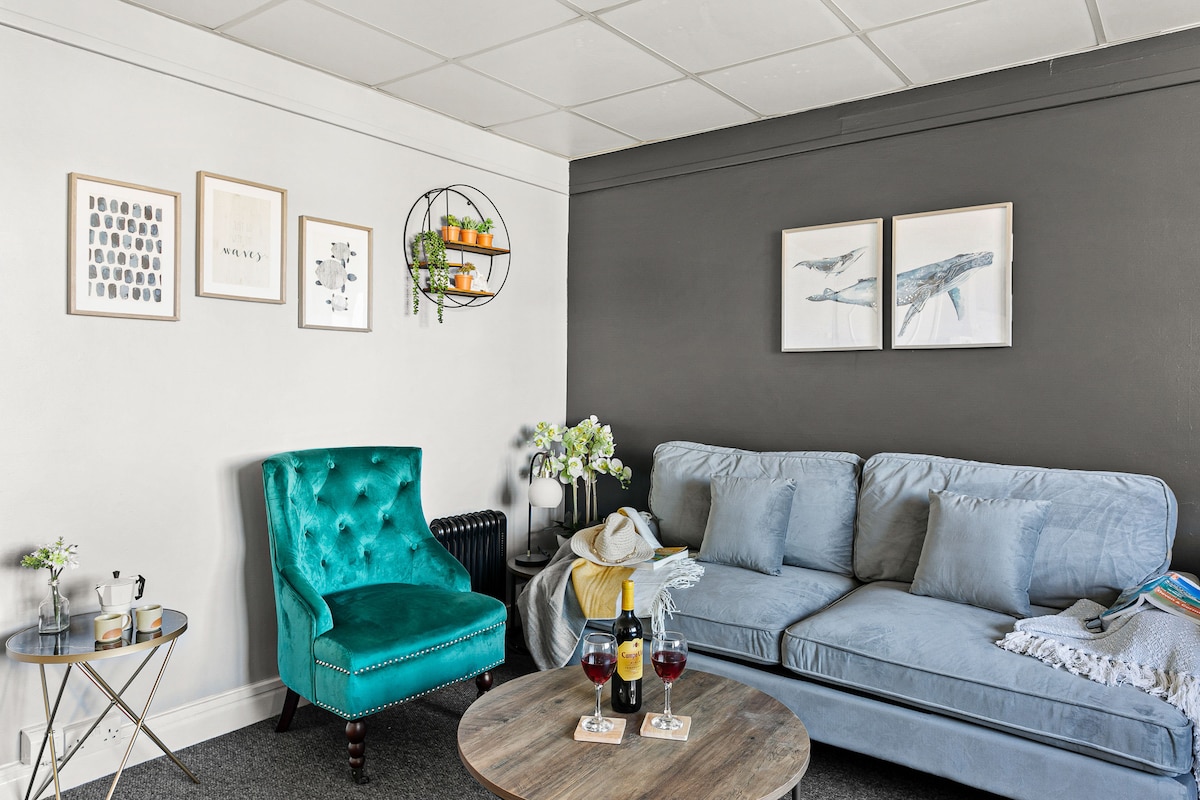 Top Airbnb: Seaside flat, pool, parking, 2 min beach. in Marldon