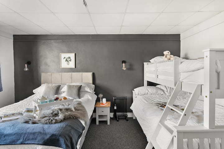 Cama doble y litera triple