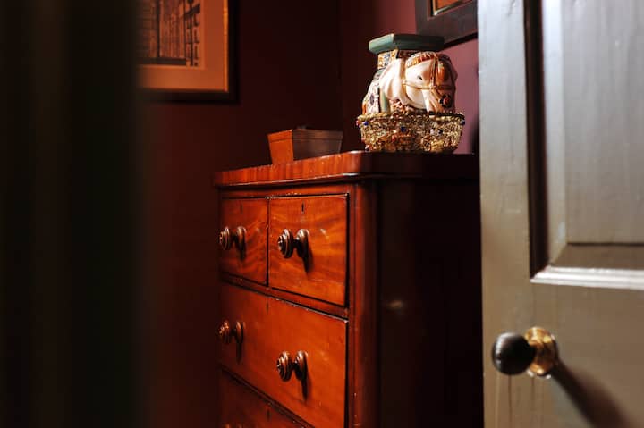 Подробности за периода - спалня с сливи