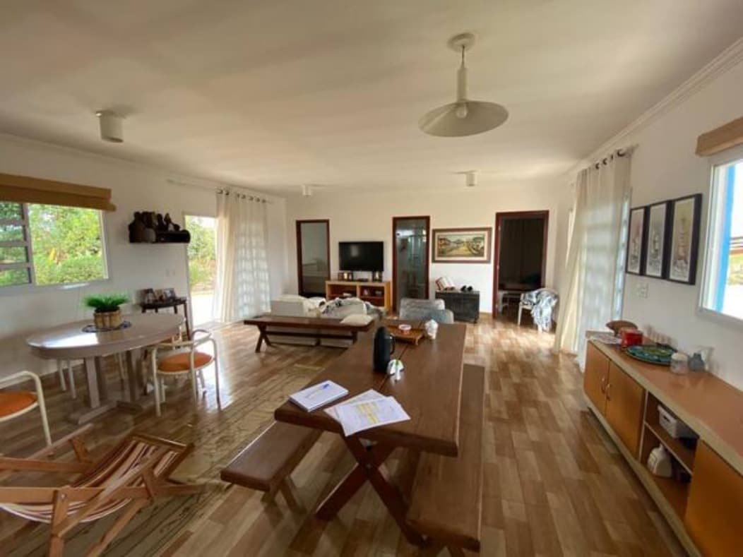 Široka soba u otvorenom konceptu s pogledom na vrata soba apartmana 2 i 3 te kupaonica za druženje u sredini.