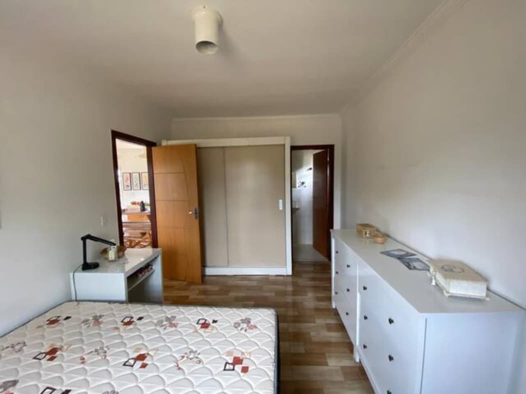 Apartman soba 1 s namještenim bračnim krevetom.