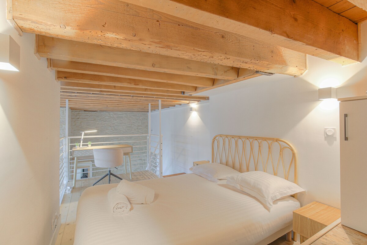 Teplá spálňa, odhalené trámy a krásne svetlé priestory