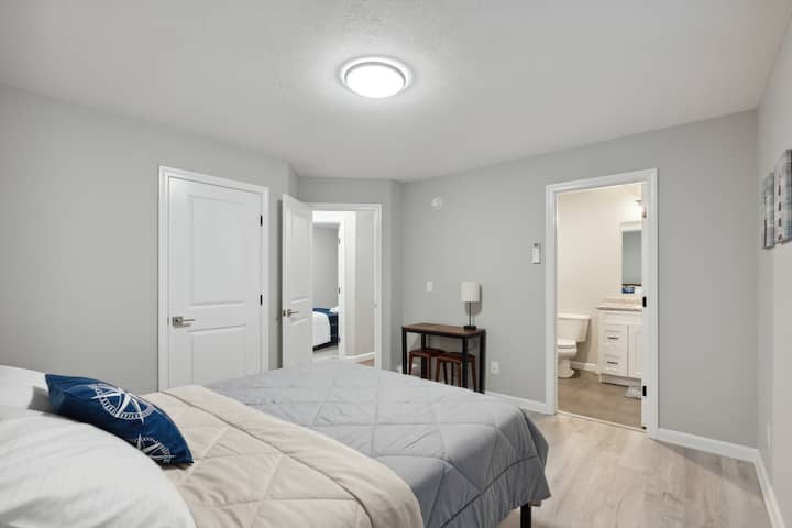 pilna vonia pagrindiniame miegamajame