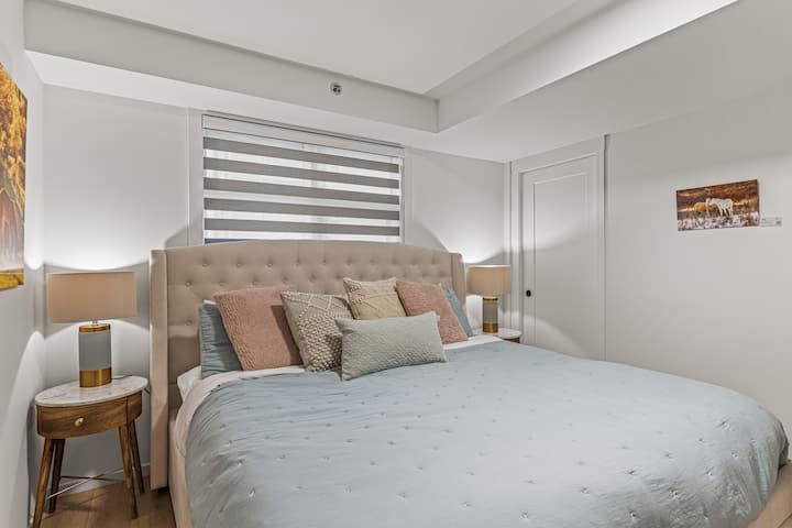 Karališko dydžio miegamasis su televizoriumi