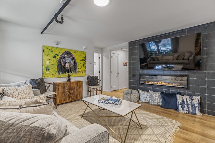  Erdvi svetainė su 75col. televizoriumi. 