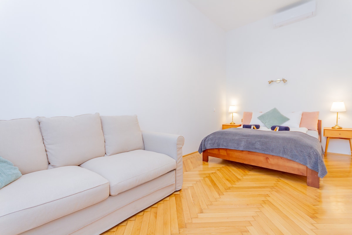 חדר שינה 2: מיטה זוגית נוחה, ספה נפתחת עם עוד שניים