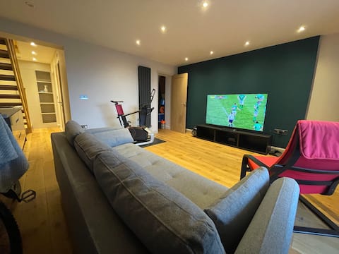 Successful Airbnb property: Spacious Comfy Basement Flat in Sheffield