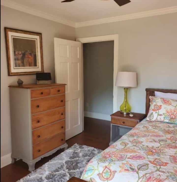 卧室2-标准双人床，湖景