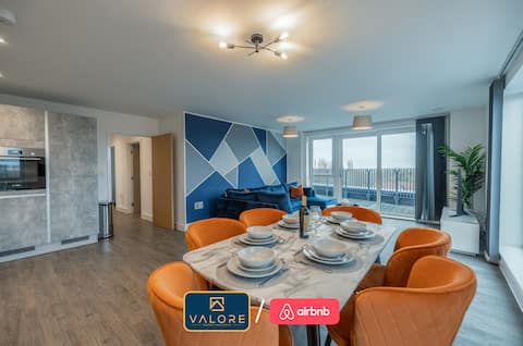 Top performing Airbnb: 3BED | 2BATH | Penthouse | Canal View | 2x Parking in Central Milton Keynes
