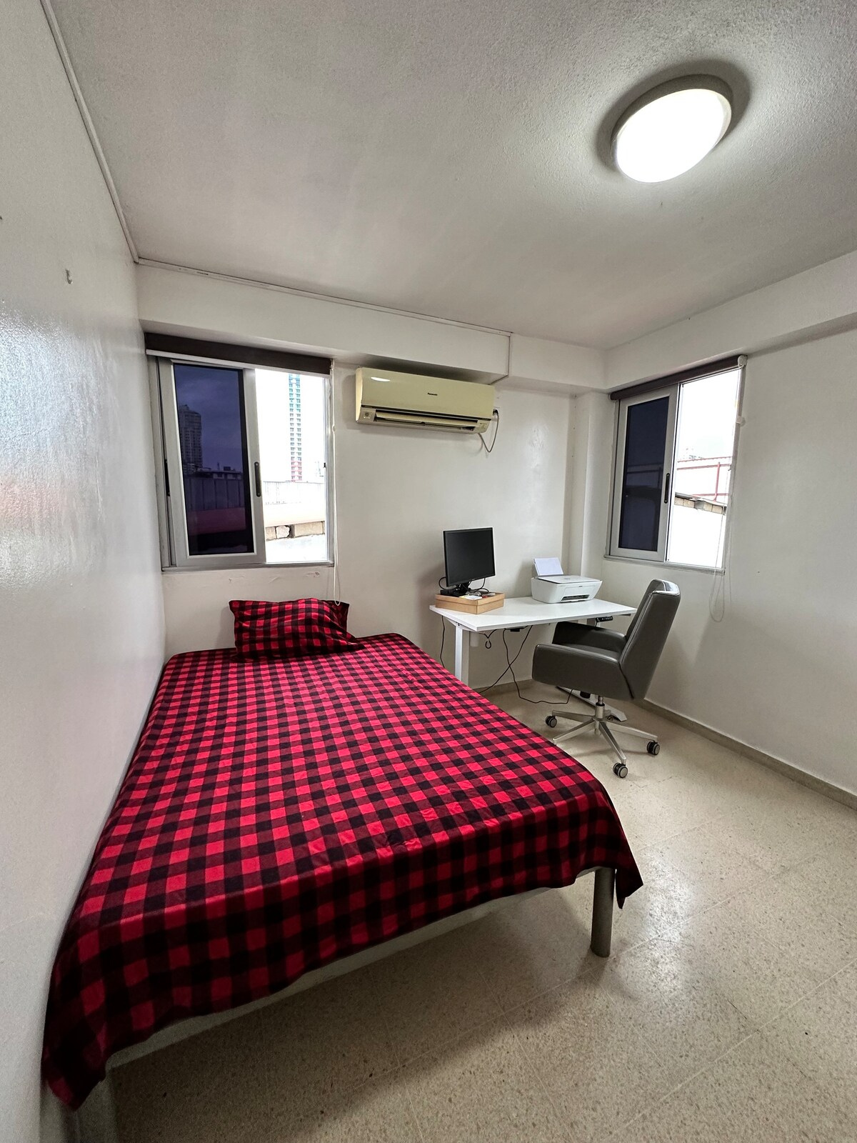 Habitación con espacio de oficina disponible 