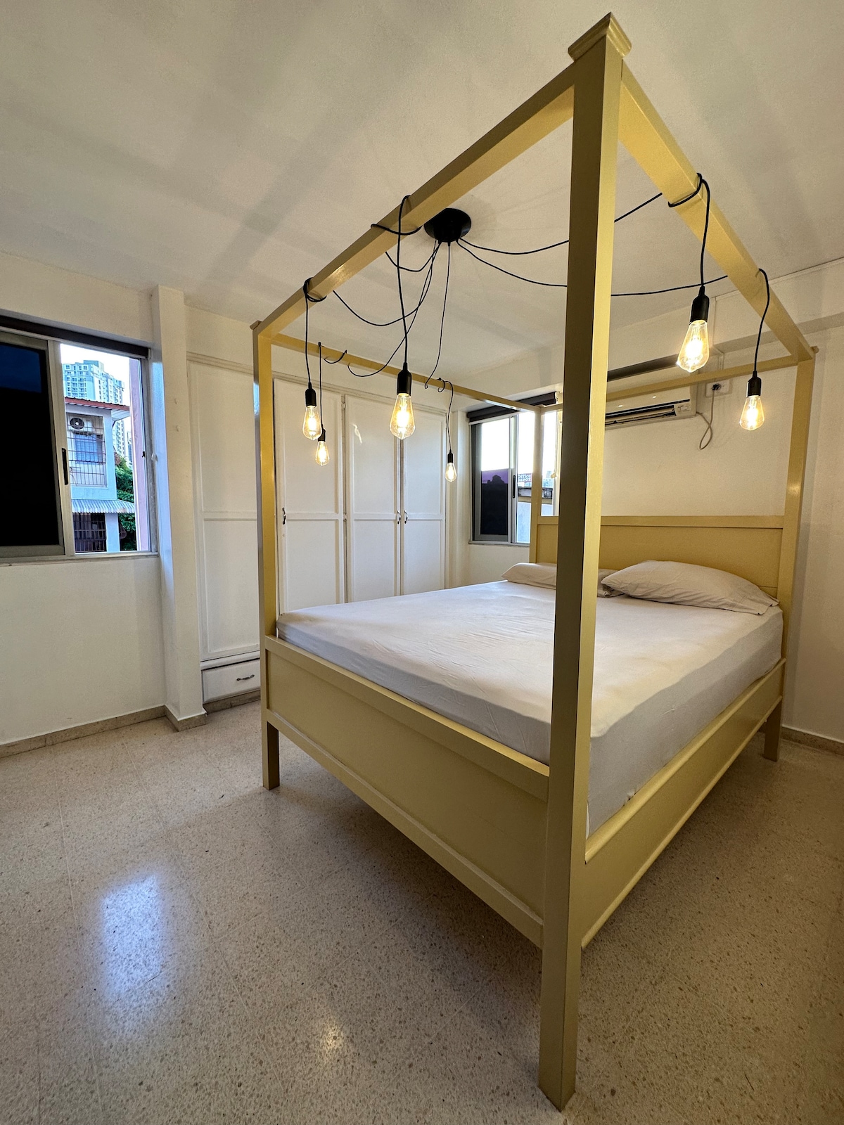 Dormitorio principal con elegante cama con dosel.