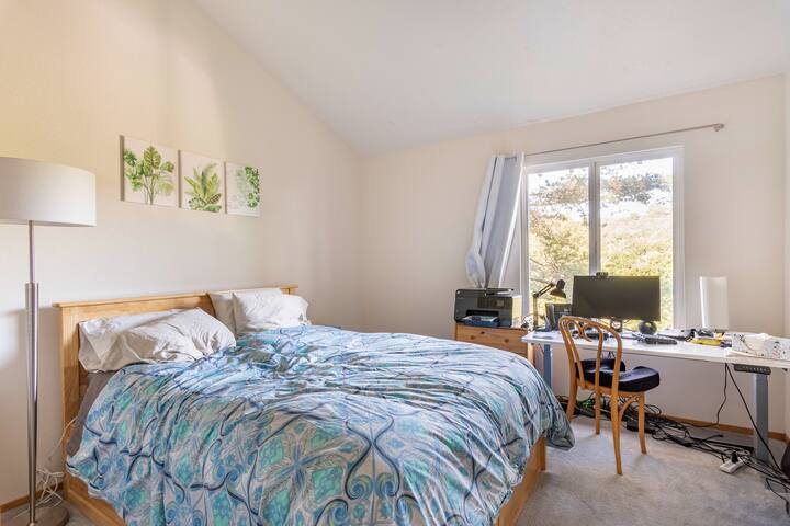 Large home, quiet neighborhood gallery image 5