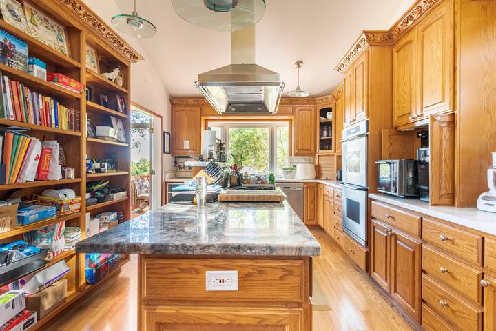 Large home, quiet neighborhood gallery image 4