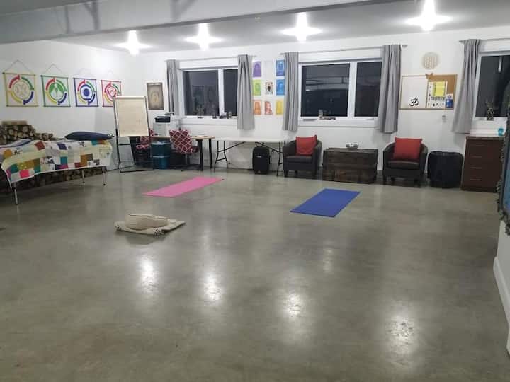 dining room for meditation retreat, yoga , 
cute coaching, and mindfulness
available by appointment....   Luc   514-238-2484 