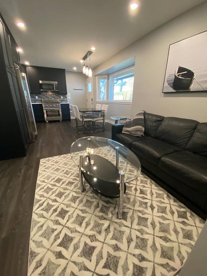 1 Bedroom Suite W/1 Breakfast Included - North Saanich