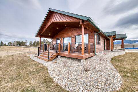 Cozy bungalow with fantastic mountain views.
