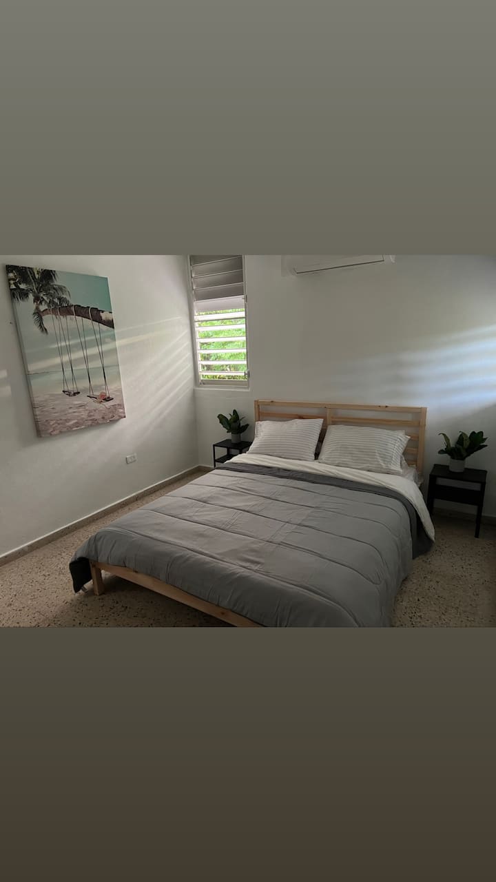 טלוויזיה חכמה עם מיטת קווין סייז