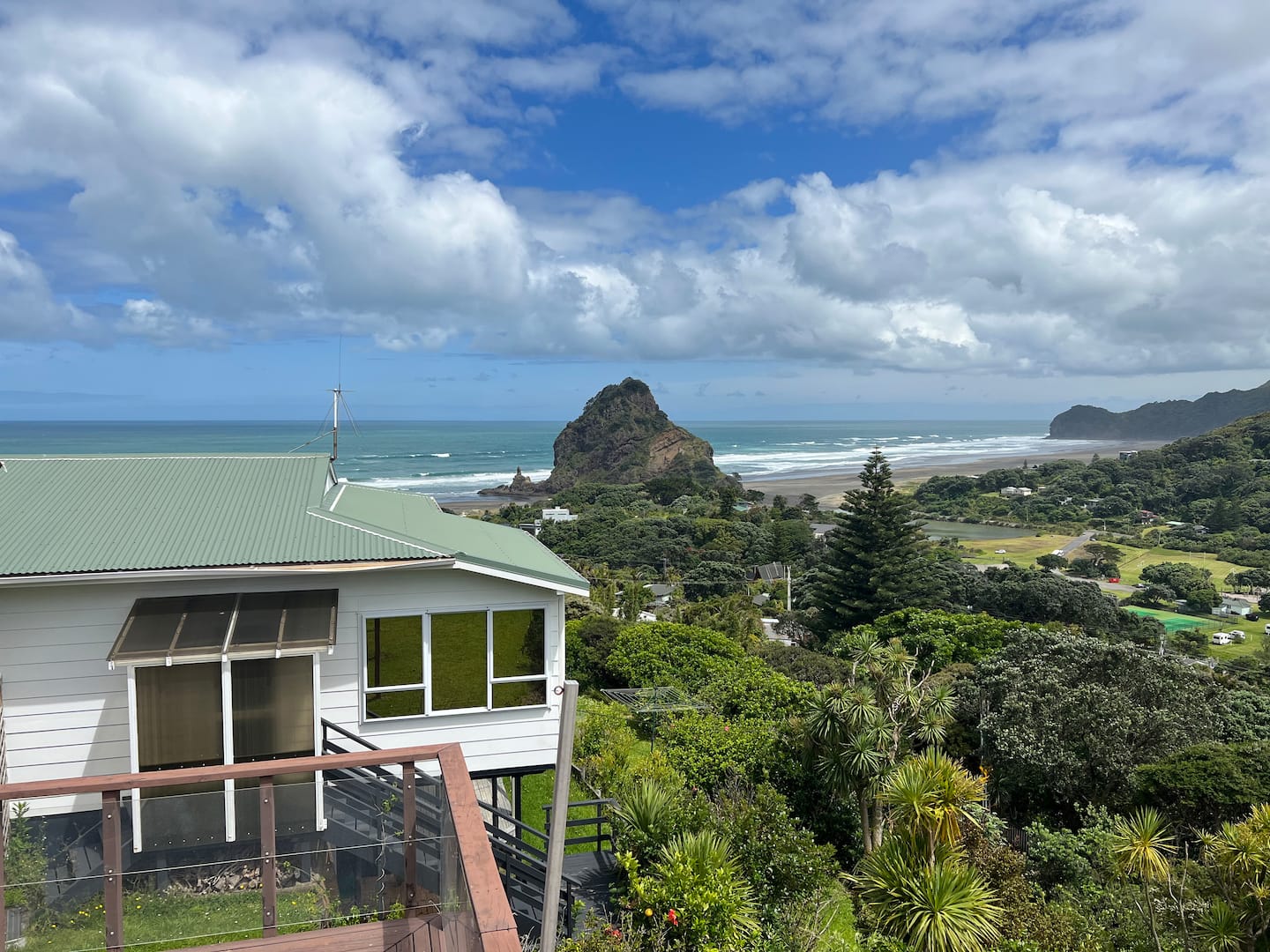 Piha Beach Amazing Views Chill, Surf, Sleep 1
