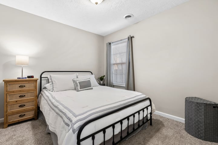 เตียงควีนไซส์เมมโมรี่โฟมในห้องนอน 3 พร้อมปลั๊ก USB ในไฟและนาฬิกาปลุก