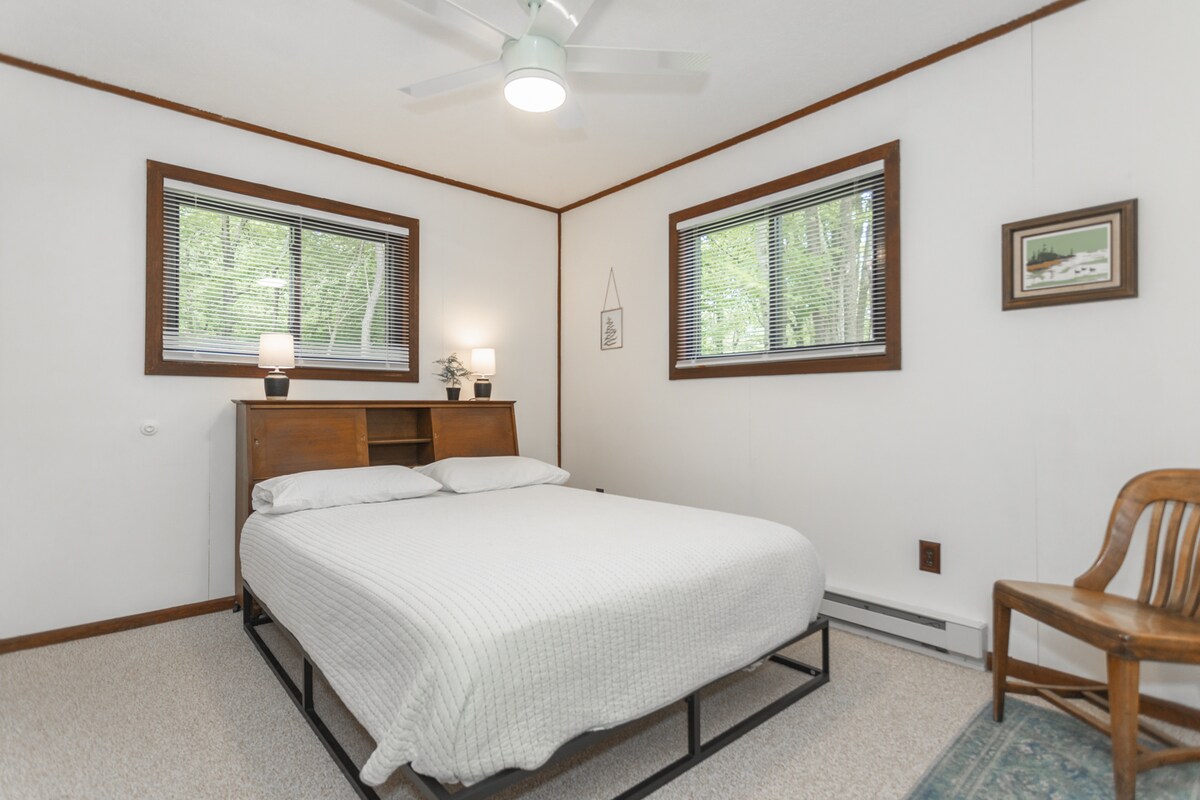 Chambre 1 :  La chambre principale est située au premier étage et dispose d'une salle de bains privative et d'un lit Queen Size avec des draps 100 % coton