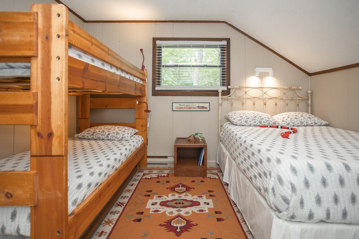 Chambre 3 : La troisième chambre possède un lit queen et des lits superposés jumeaux.  Il dispose d'un grand dressing avec beaucoup d'étagères et d'un ensemble de jeux et d'un bloc de rechange, y compris des draps