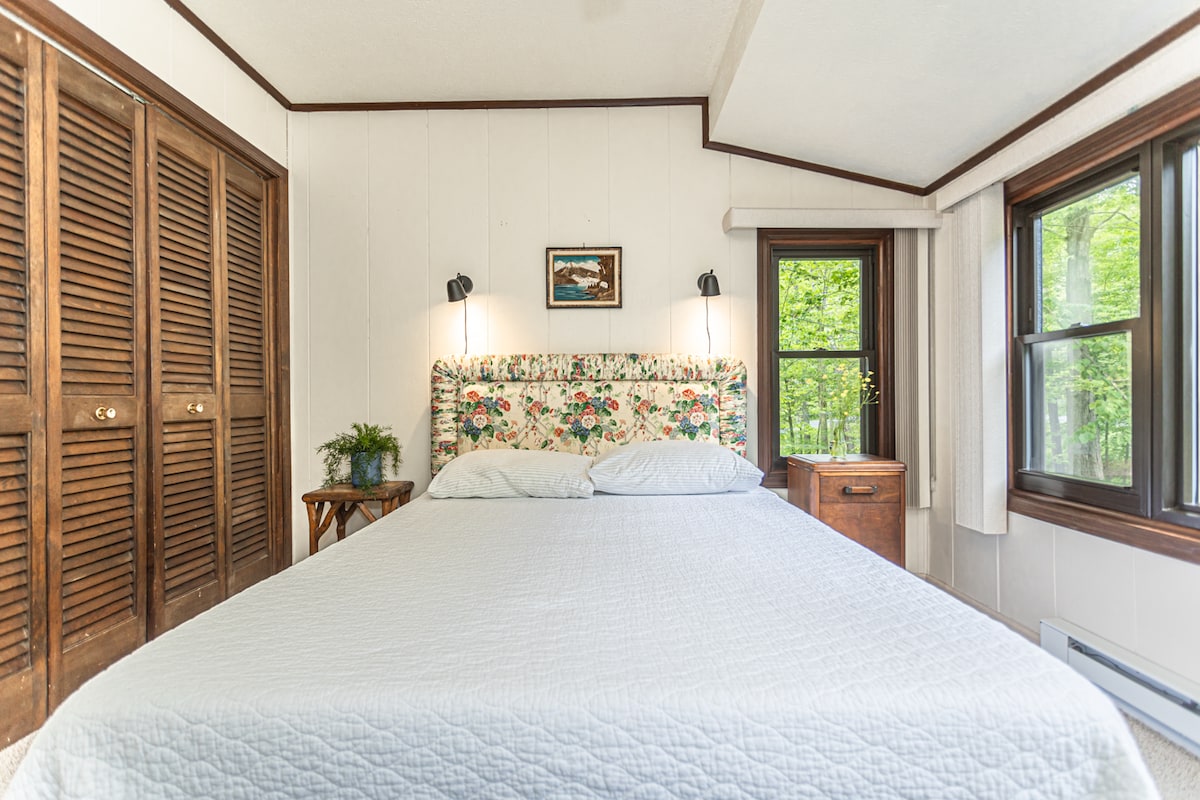 Chambre 2 :  La chambre du deuxième étage possède un lit queen et la meilleure vue de la maison.  Des familles de cerfs et de dindes sauvages, un petit renard roux et parfois des ours traversent la pelouse avant juste en dessous des 180 degrés et une baie vitrée  