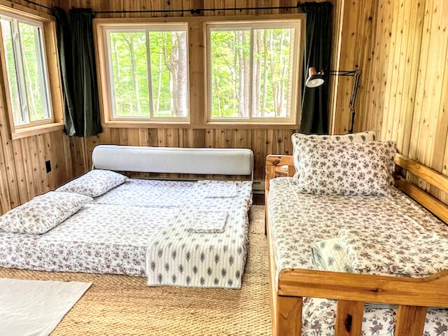 Cette pièce se transforme en une 4ème chambre, avec des rideaux et des stores occultants, 3 lits simples et beaucoup d'espace de rangement pour vos affaires (armoire, tiroirs et gigognes sous le lit avec rangements.  