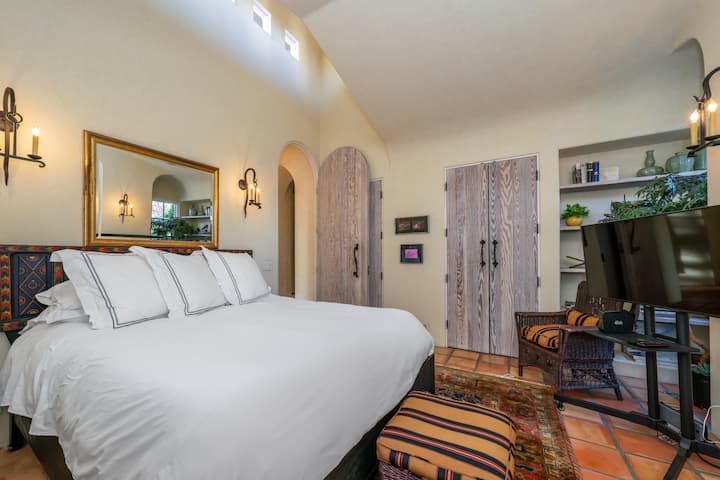 ห้องนอนใหญ่ที่ชั้นล่างมีเตียงคิงไซส์แคลิฟอร์เนียปรับระดับได้ Select Comfort  