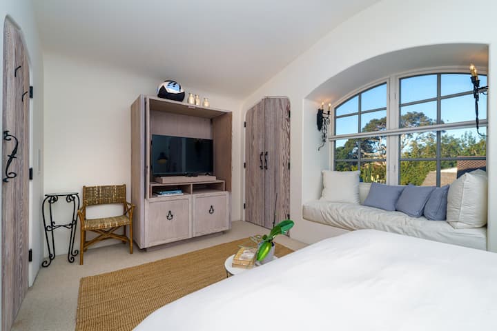 ห้องนอน 2 ที่ชั้นบนสุดพร้อมเตียงคิงไซส์ตู้เสื้อผ้า 2 ตู้มู่ลี่ส่วนตัวและทีวี HD ขนาด 42 "พร้อม Roku