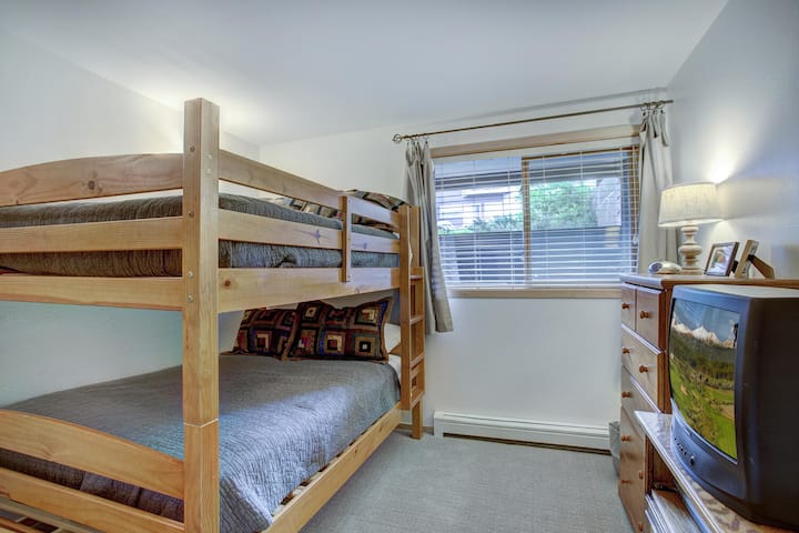 Chumba cha kulala cha bunk pia kina T.V na VCR/DVD player na DVD nyingi na kanda za kutazama.