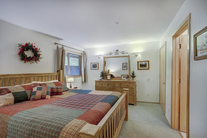 Chumba kikubwa cha kulala kilicho na kitanda cha mfalme na bafu la karibu.