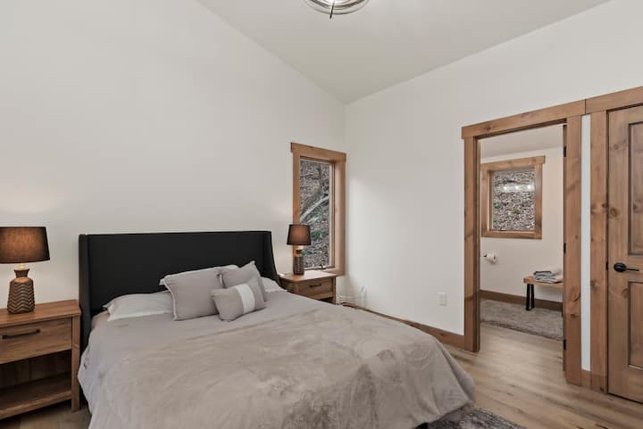 Dormitorio principal con baño adjunto