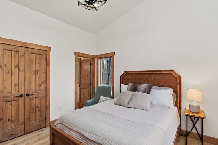 Dormitorio de invitados en la planta principal con baño adjunto compartido con el área común del primer nivel