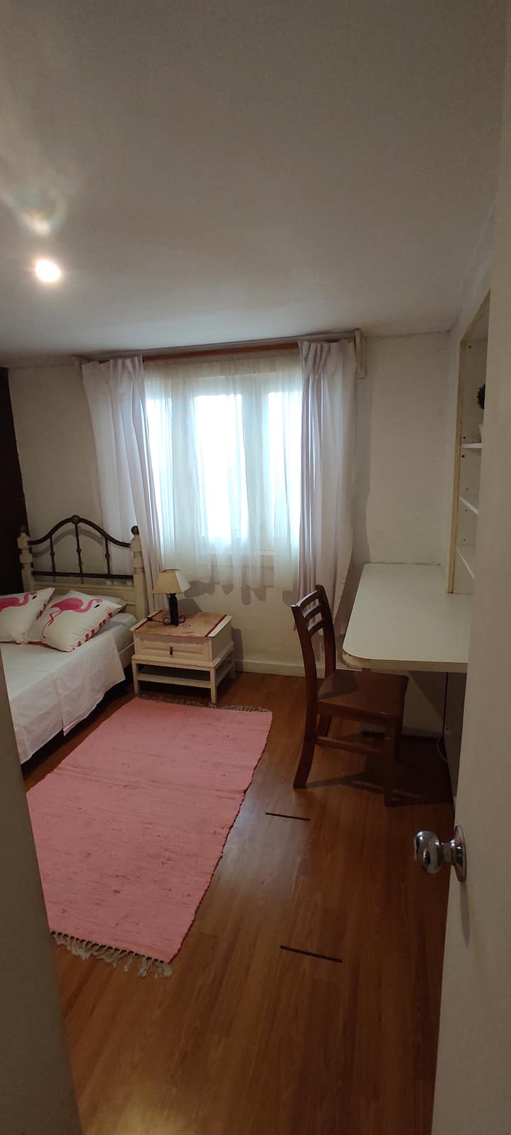 เตียงเดี่ยวโต๊ะทำงานตู้เสื้อผ้าขนาดใหญ่