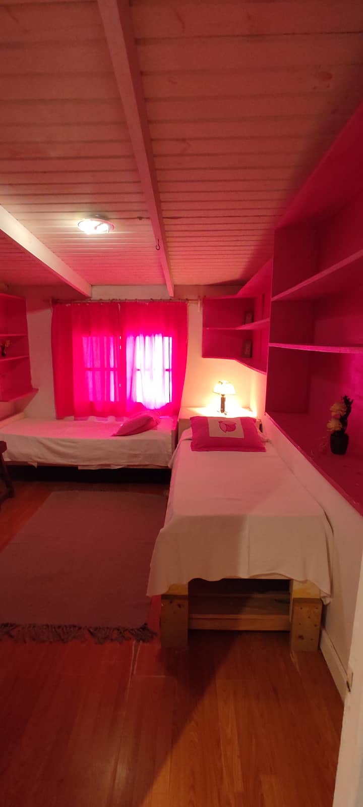 เตียงเดี่ยว 2 หลังพัดลมตู้เสื้อผ้าขนาดใหญ่