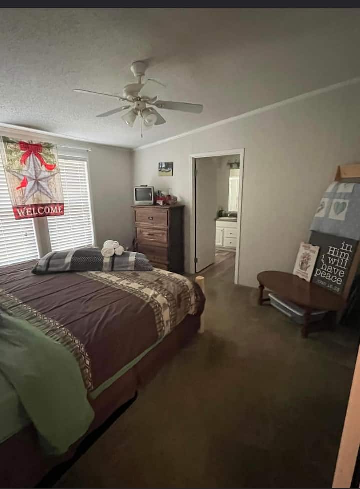 ห้องนอนใหญ่พร้อมเตียงคิงไซส์ที่สะดวกสบายมาก!