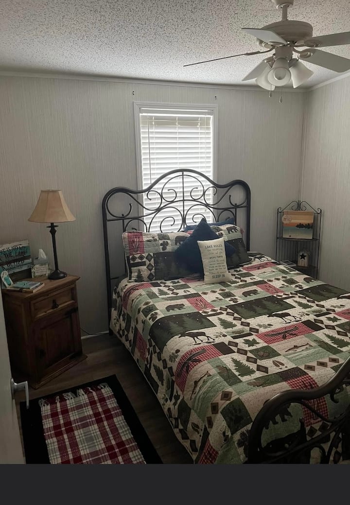 เตียงควีนไซส์ที่สะดวกสบายมากในห้องนอนผู้เข้าพัก!