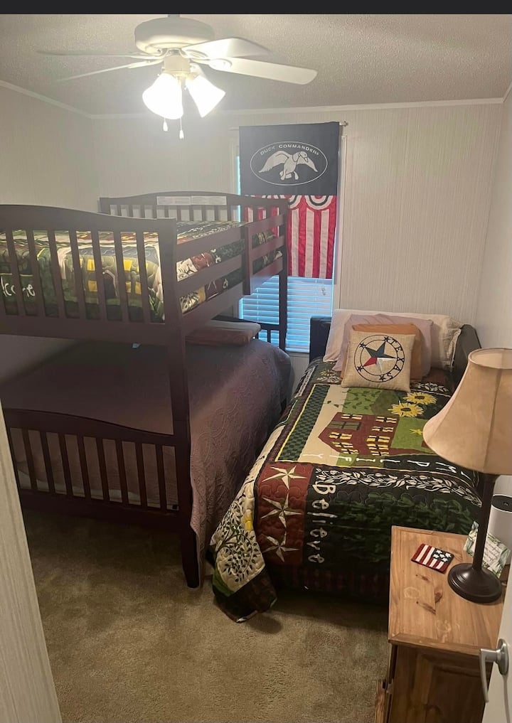 เตียงสองชั้นคู่ที่สะดวกสบายมากและเตียงแฝดในห้องพัก!