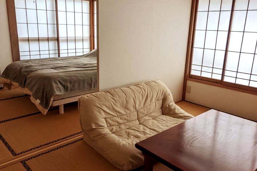 מיטה זוגית גדולה "קחו"
חדר גדול
החדר הפינתי הראשי עם נוף לרחוב
