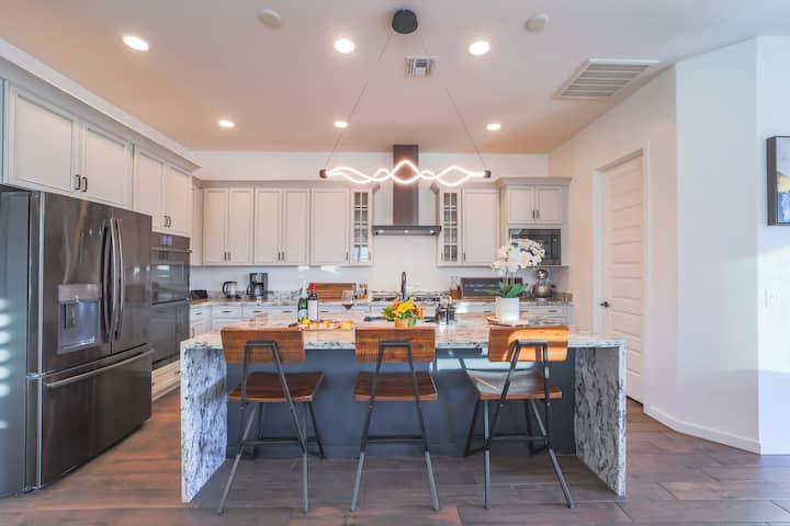 South Mountain Luxury Retreat | New & Modern - Houses for Rent in