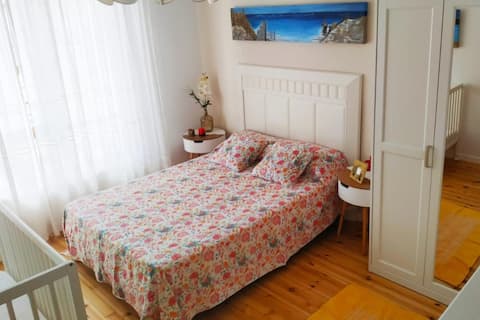 Sunny apartment between beach and mountains