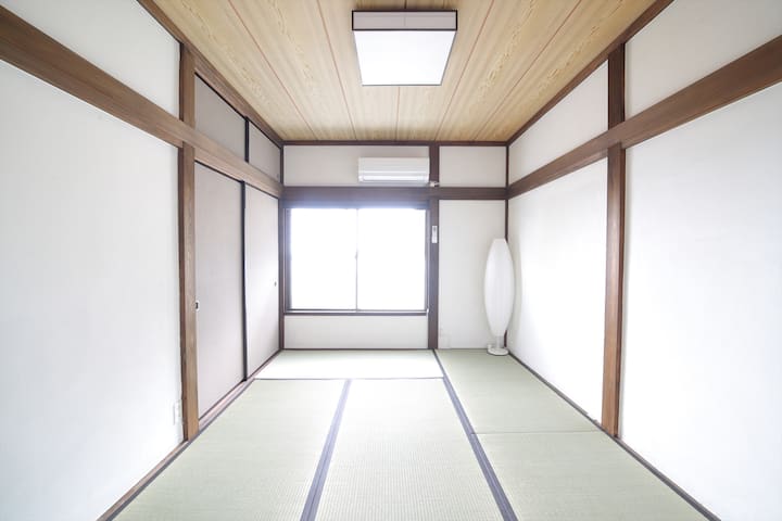 Това е основната спалня.През деня има достатъчно светлина без светлини.