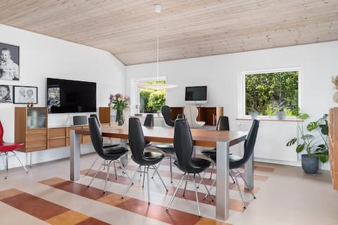 Large centrally located villa with electric car charger