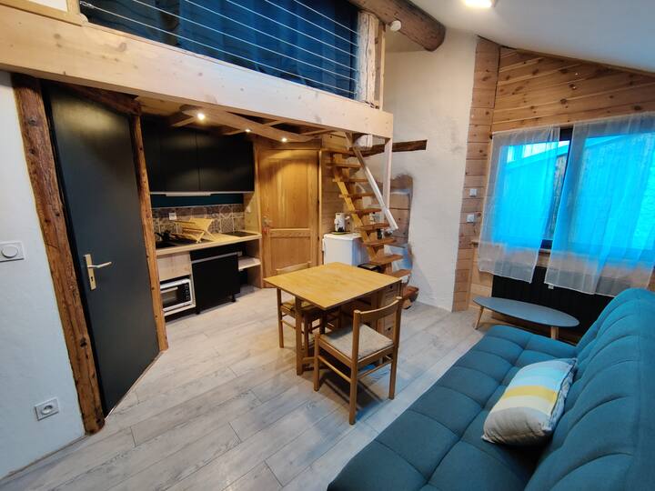 Набережная фонтанки 75 санкт петербург. Гости любят фонтанка 75. Near bordeaux. Hometopia игра. Звукоизоляция для студии.