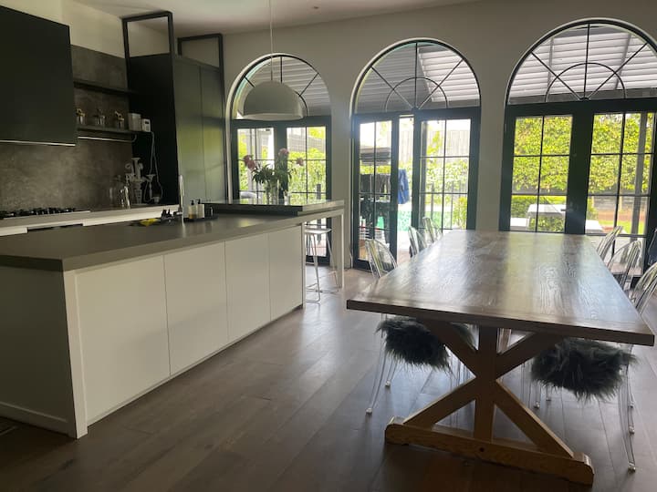 Luxury 5 Bedroom Home With A Sports Court And Pool - St Kilda